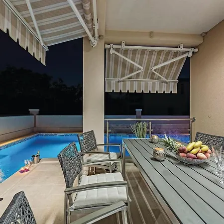 Four-bedroom Holiday In * Peroj