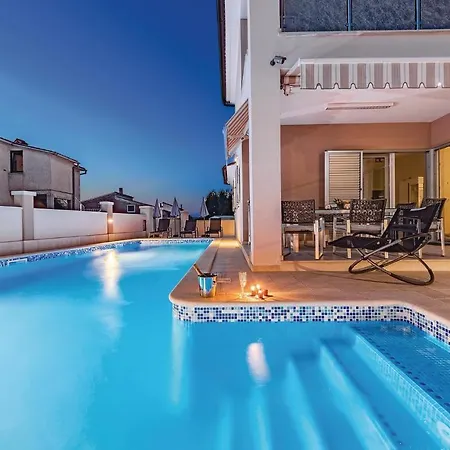 بيت للعطل Four-bedroom Holiday In *