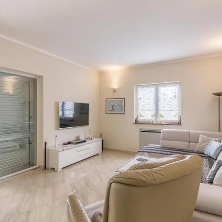 Four-bedroom Holiday In بيروغ