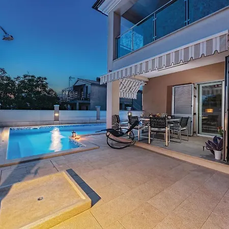 Four-bedroom Holiday In بيروغ