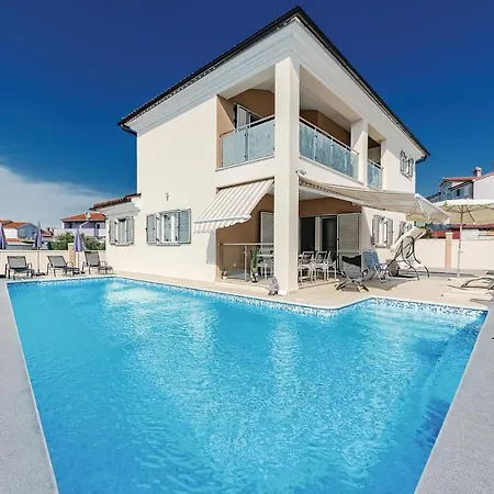 Four-bedroom Holiday In * Peroj