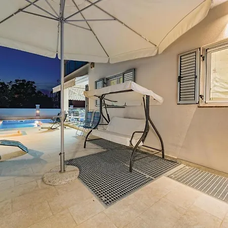 بيت للعطل Four-bedroom Holiday In بيروغ