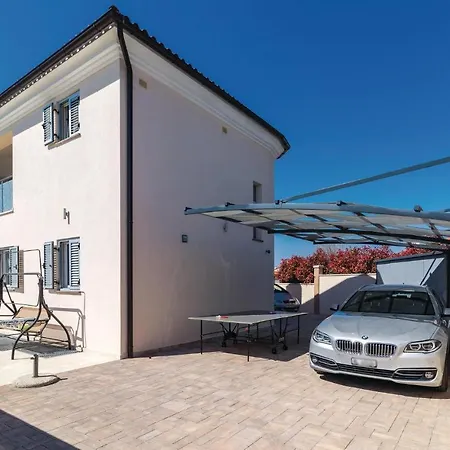 Four-bedroom Holiday In Peroj