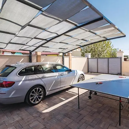 Four-bedroom Holiday In Peroj