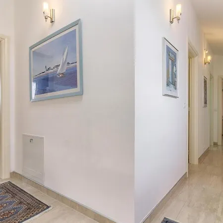 بيت للعطل Four-bedroom Holiday In *