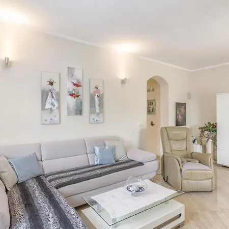 Four-bedroom Holiday In Ferienhaus Peroj